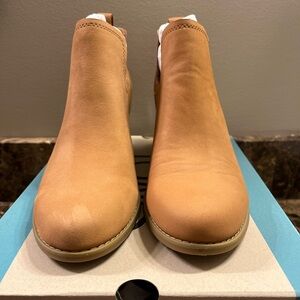 NWT TOMS Brown leather boots